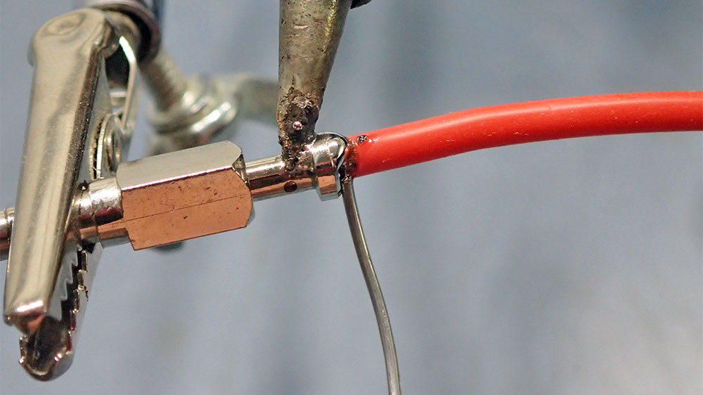 blauwasser_praxistipp_elektrik_messleitung_herstellen_loeten_bueschelstecker