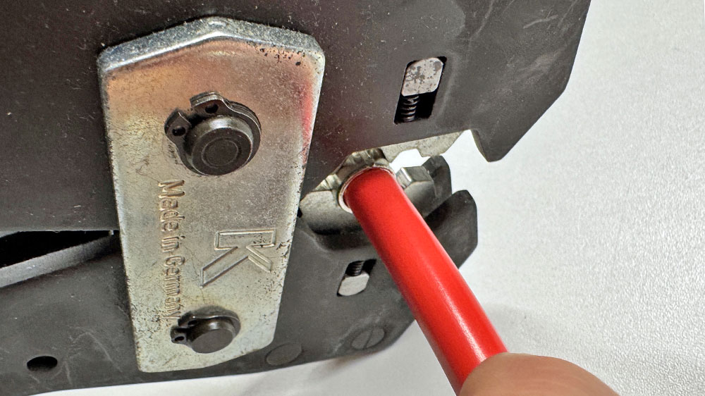 blauwasser_praxistipp_elektrik_quetschkabelschuh_presszange_einstellen_richtig