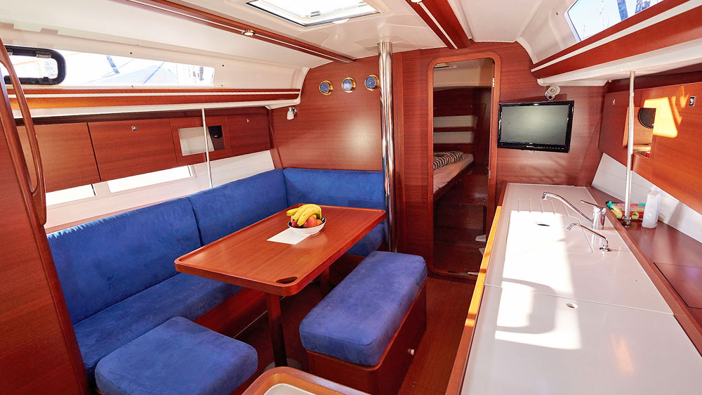 blauwasser_reise_charter_packliste_leerer_salon