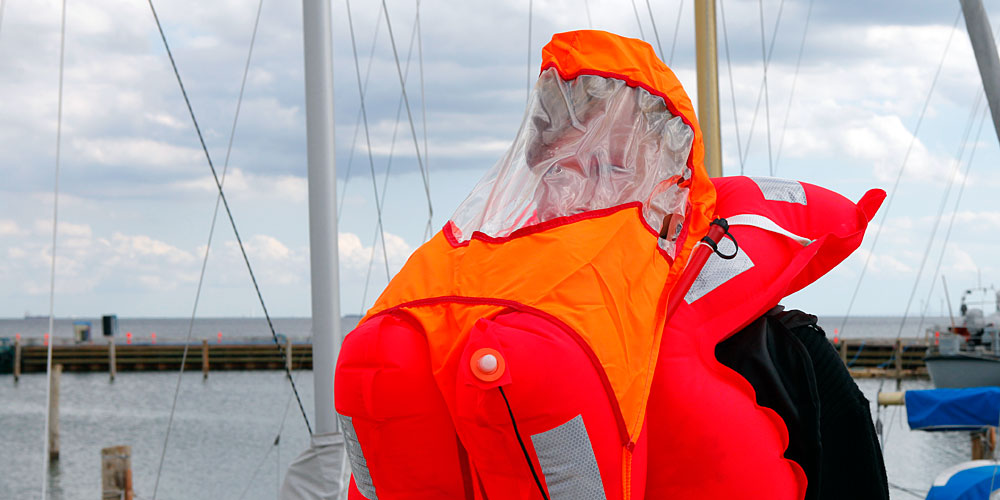blauwasser_rettungsweste_ausstattung_spraycap