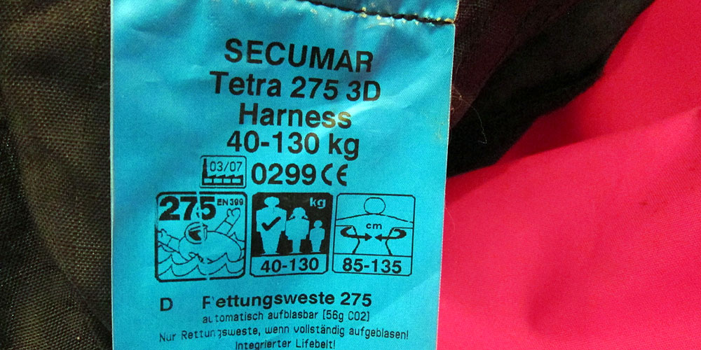 blauwasser_rettungsweste_ausstattung_typenschild
