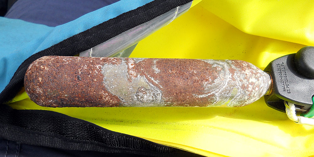 blauwasser_rettungsweste_wartung_patrone_rost