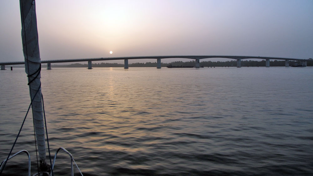 blauwasser_revierbericht_gambia_bruecke_senegambia
