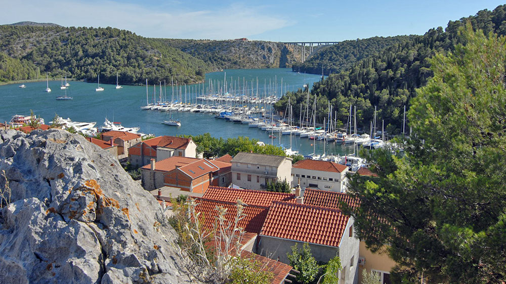 blauwasser_revierbericht_kroatien_mitteldalmatien_charterstützpunkt_skradin_hafen-