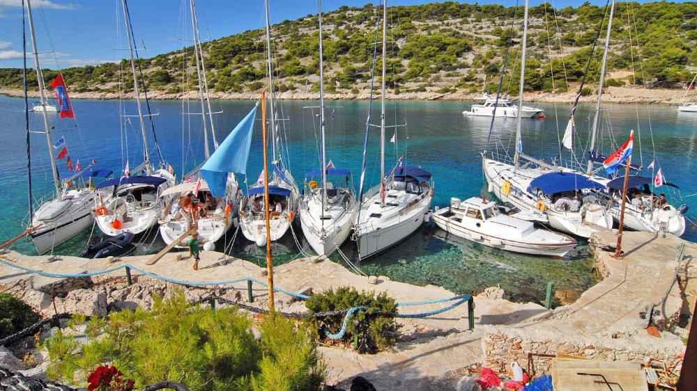 blauwasser_revierbericht_kroatien_mitteldalmatien_konoba_bucht_steganlage