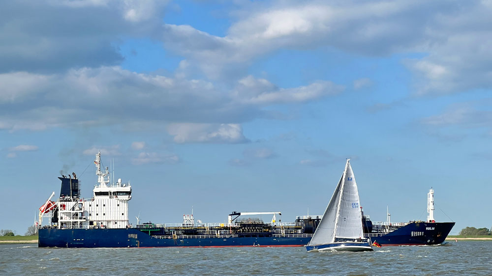 blauwasser_reviere_segeln_deutschland_elbe_frachter_2