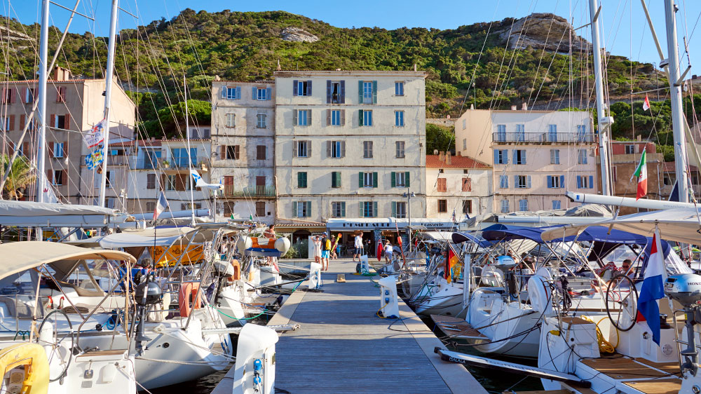 blauwasser_revierinformation_sardinien_nordosten_hafen_schwimmsteg_bonifacio