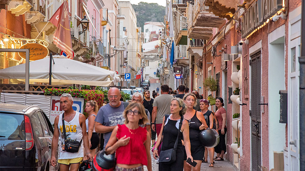 blauwasser_revierinformation_sardinien_sued_carloforte_touristen