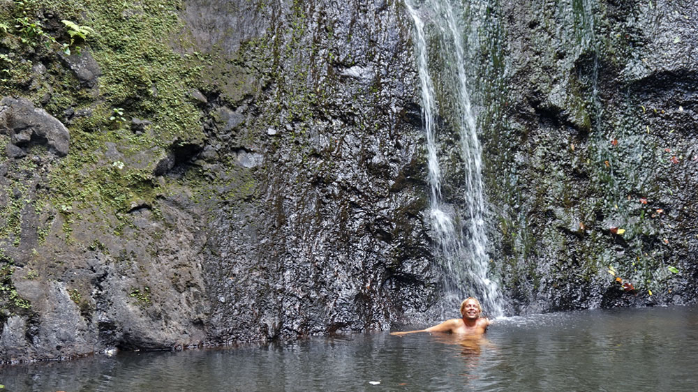 blauwasser_revierinformation_suedpazifik_tahiti_moorea_baden_unter_wasserfall