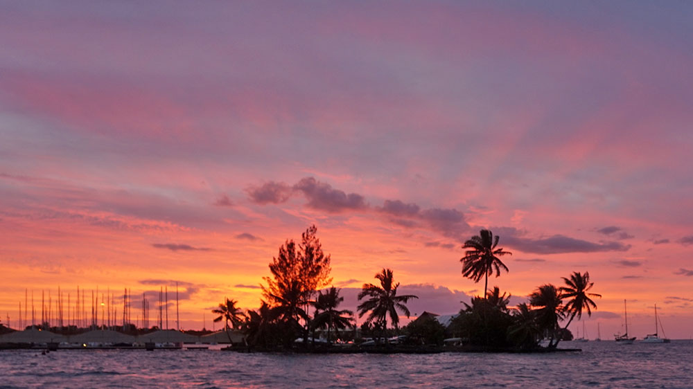 blauwasser_revierinformation_suedpazifik_tahiti_moorea_sonnenuntergang_vor_dem_yachtclub