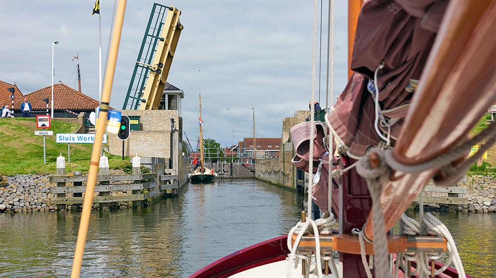 blauwasser_revierreportage_holland_plattbodenschiff_bruecke_workum