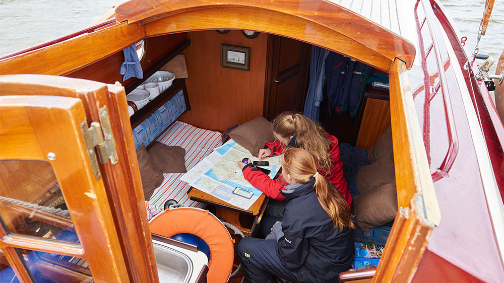 blauwasser_revierreportage_holland_plattbodenschiff_salon