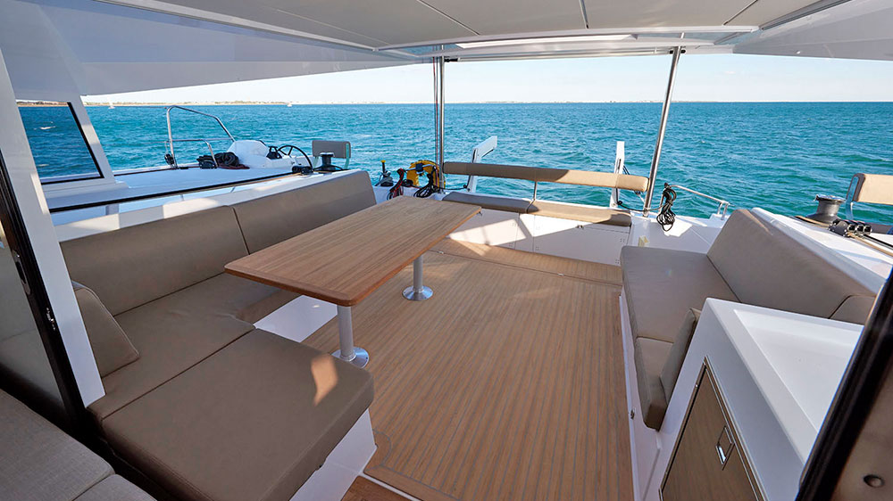 blauwasser_richtig_und_sicher_chartern_yachtauswahl_kat_cockpit
