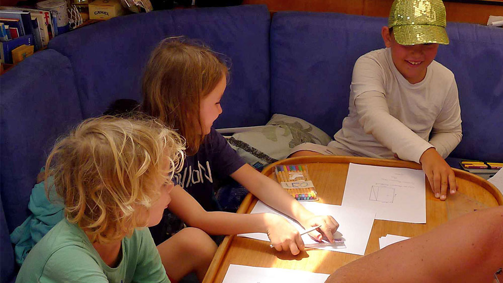 blauwasser_schule_an_bord_kalibu_bordunterricht_mit_freunden