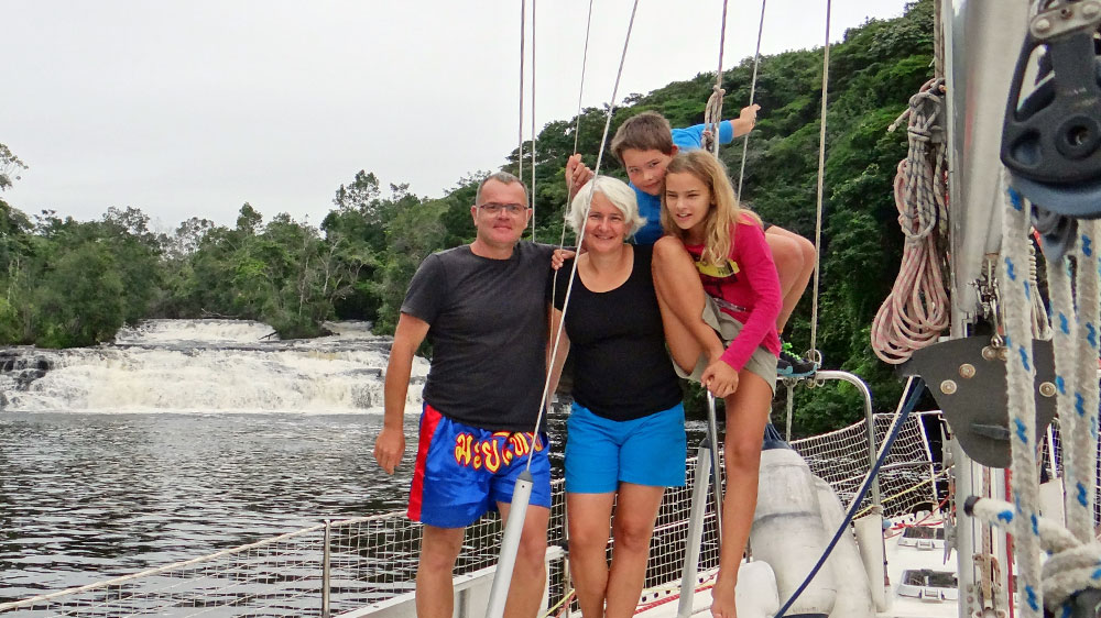 blauwasser_schule_an_bord_kalibu_wasserfall