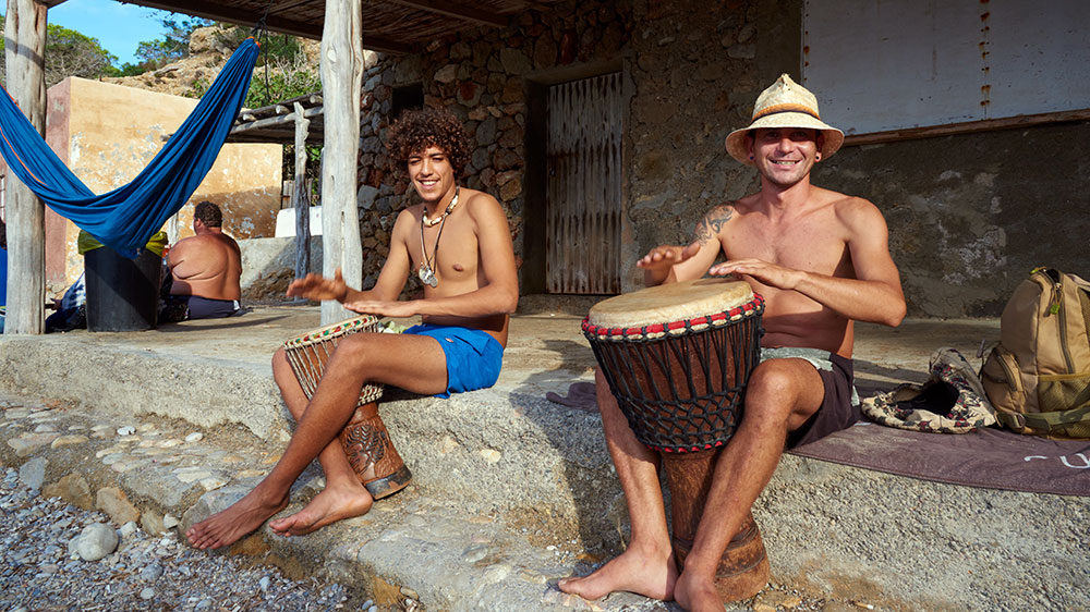 blauwasser_segeln_charter_balearen_ibiza_und_formentera_cala_benirras_trommeln