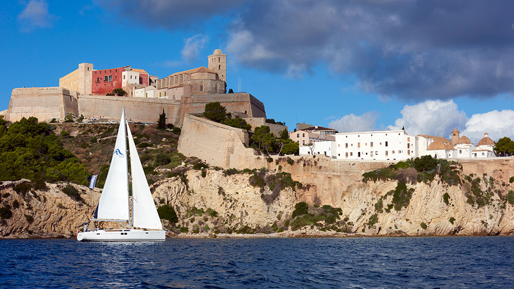 blauwasser_segeln_charter_balearen_ibiza_und_formentera_ibiza_stadt