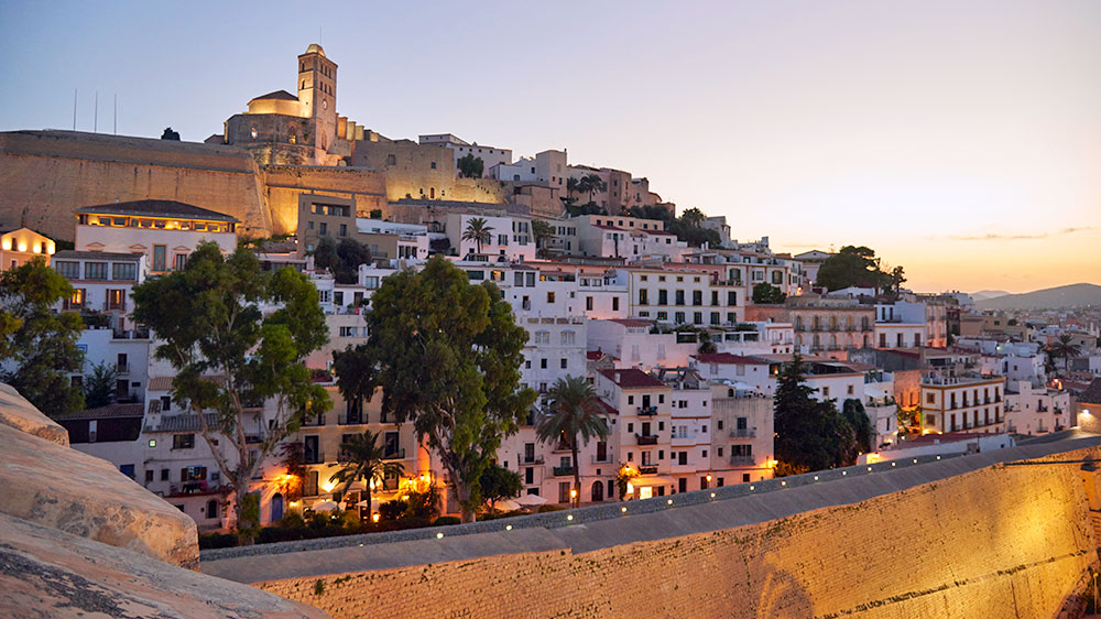 blauwasser_segeln_charter_balearen_ibiza_und_formentera_ibiza_stadt_blaue_stunde