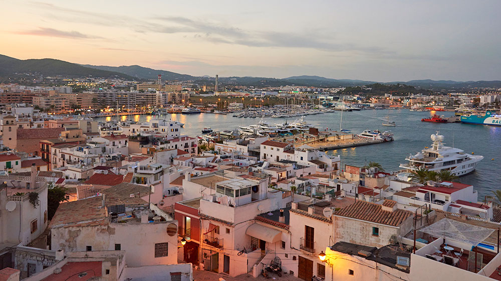 blauwasser_segeln_charter_balearen_ibiza_und_formentera_ibiza_stadt_stadtansicht