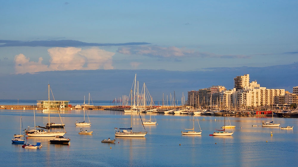 blauwasser_segeln_charter_balearen_ibiza_und_formentera_sant_antoni_hafenbucht