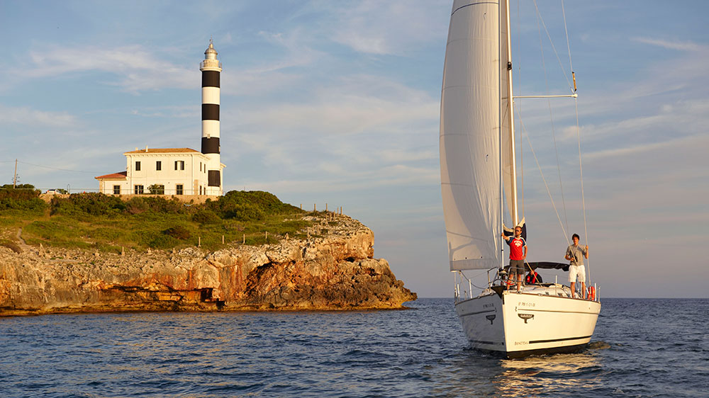 blauwasser_segeln_charter_balearen_mallorca_leuchtturm_porto_colom
