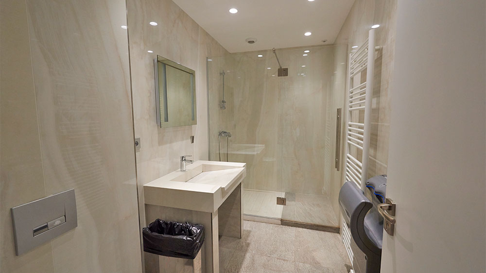 blauwasser_segeln_charter_frankreich_cote_azur_monaco_hafentoilette