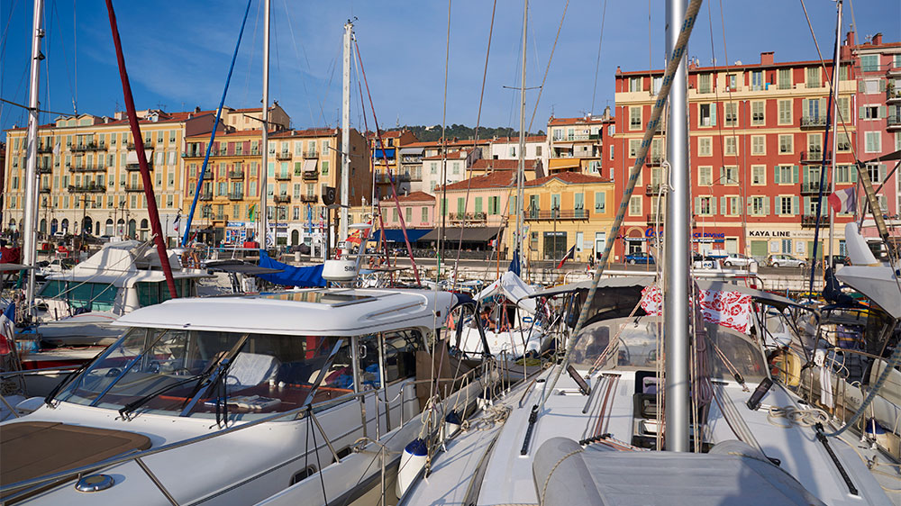 blauwasser_segeln_charter_frankreich_cote_azur_nizza_hafenfront