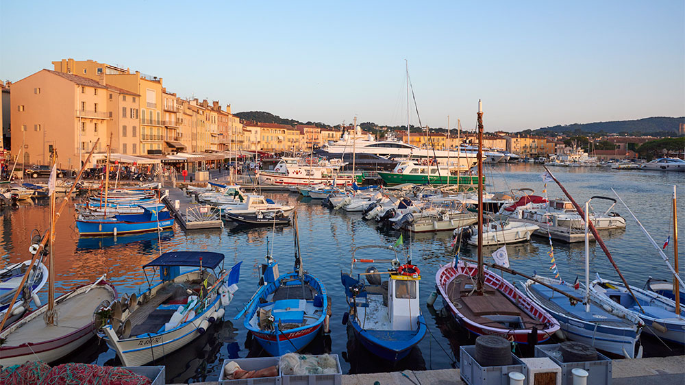blauwasser_segeln_charter_frankreich_cote_azur_st_tropez_stadtansicht