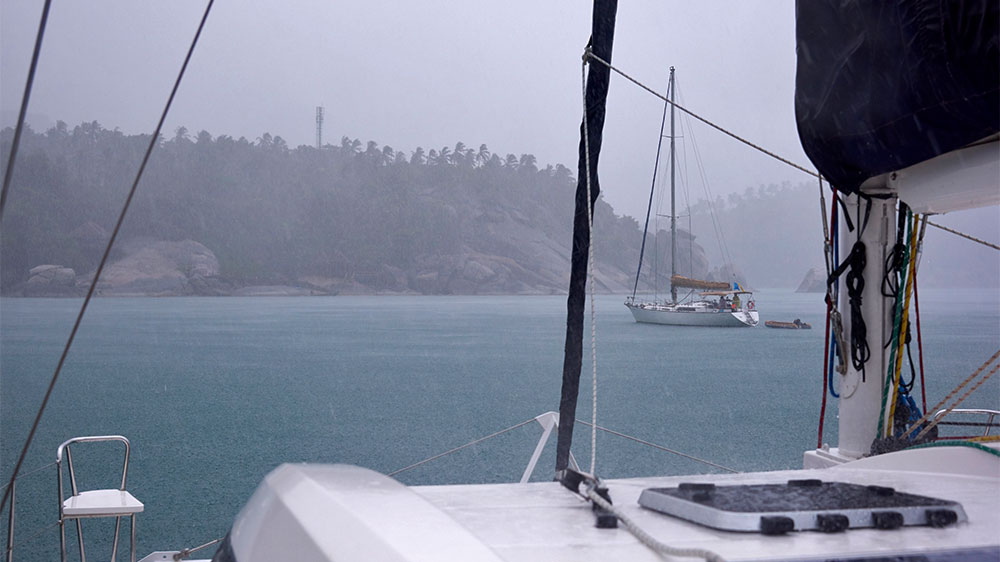 blauwasser_segeln_charter_golf_von_thailand_gewitter_schauer