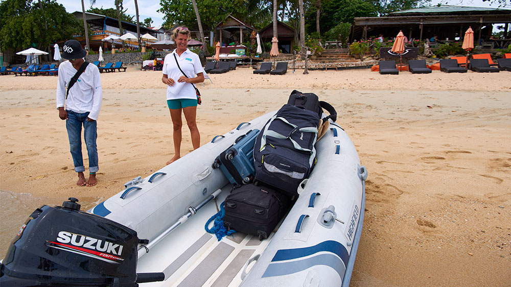 blauwasser_segeln_charter_golf_von_thailand_schlauchboot_strand