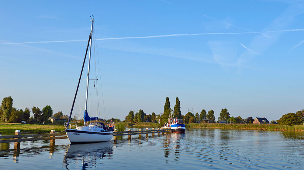 blauwasser_segeln_charter_holland_vecht_anleger_im_gruenen