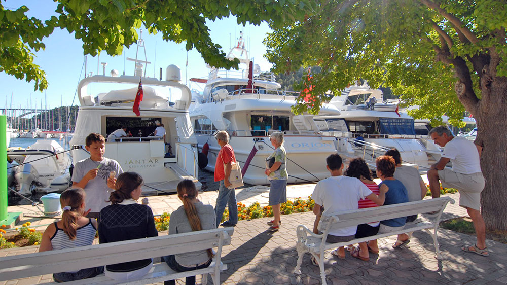 blauwasser_segeln_charter_kroatien_revierinformation_nationalpark_krka_hafenpromenade_skradin