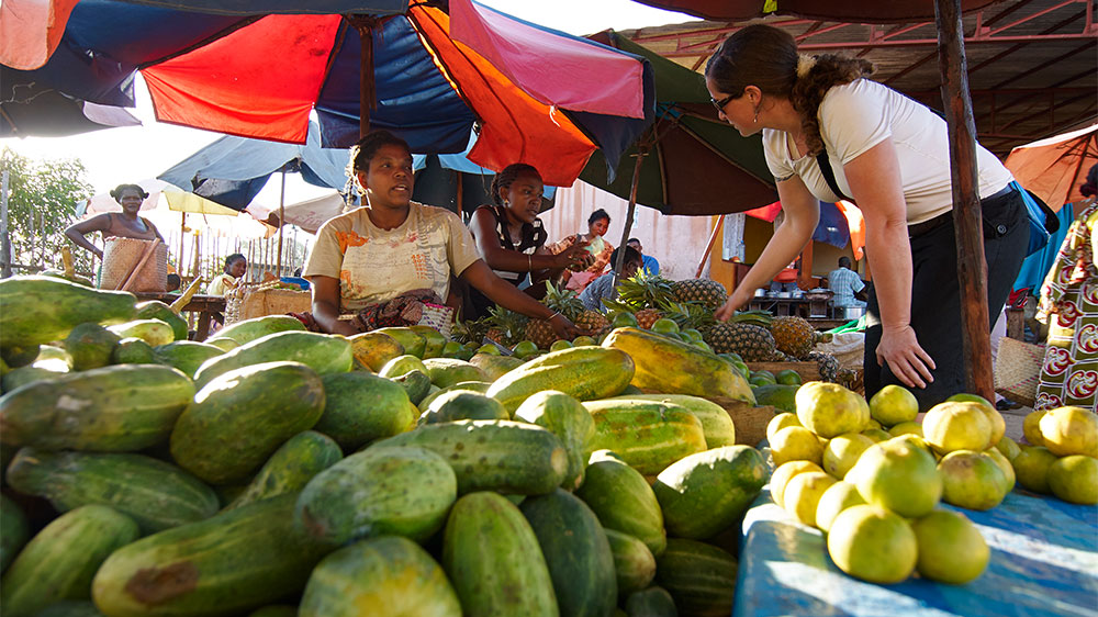 blauwasser_segeln_charter_madagaskar_hell_ville_markt
