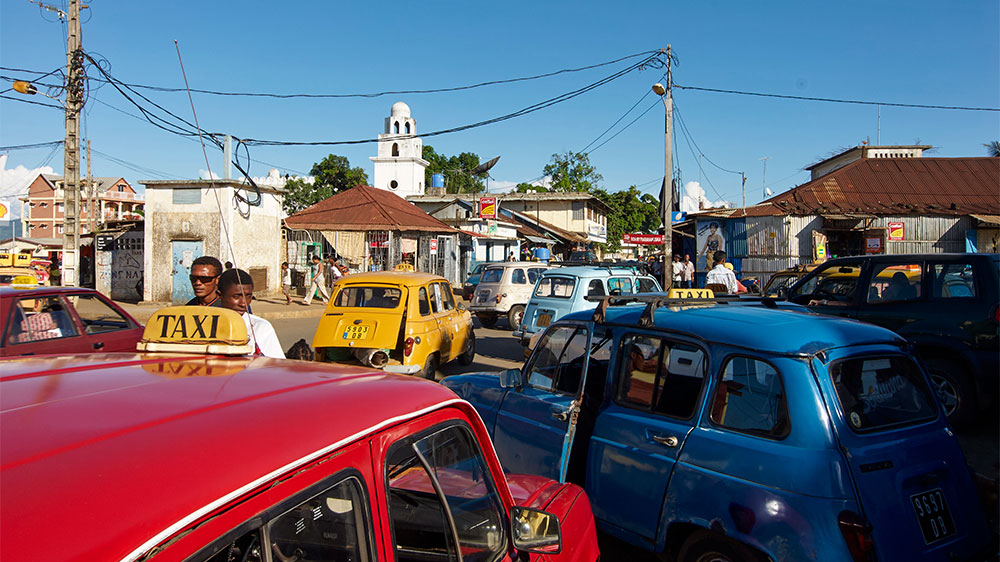 blauwasser_segeln_charter_madagaskar_renault_4_taxi
