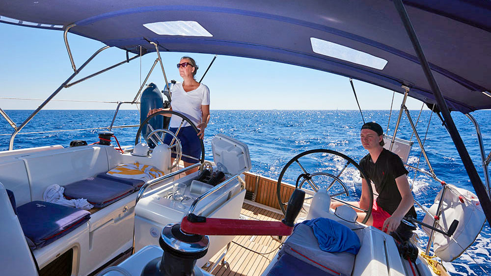 blauwasser_segeln_charter_sardinien_steuerfrau