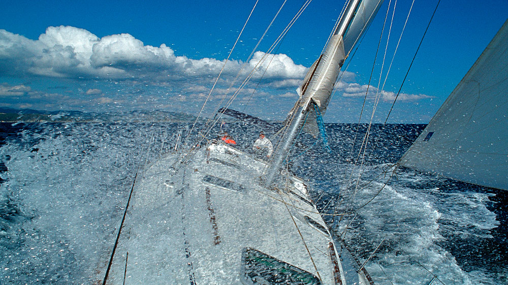 blauwasser_segeln_charter_sardinien_sueden_starkwind_spritzwasser