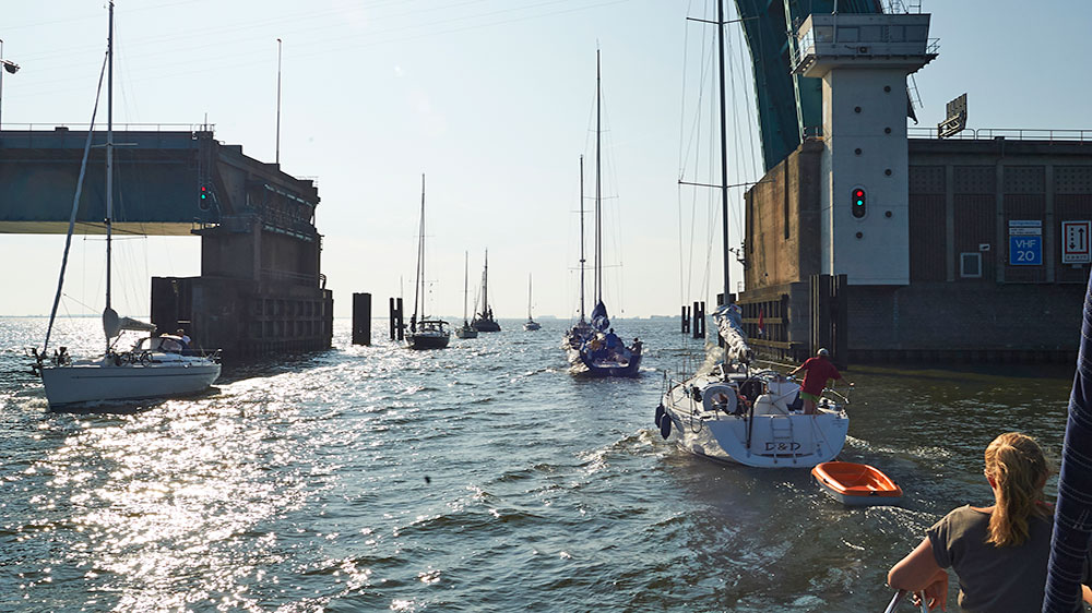 blauwasser_segeln_charter_sued_holland_seeland_haringvliet_hebebruecke