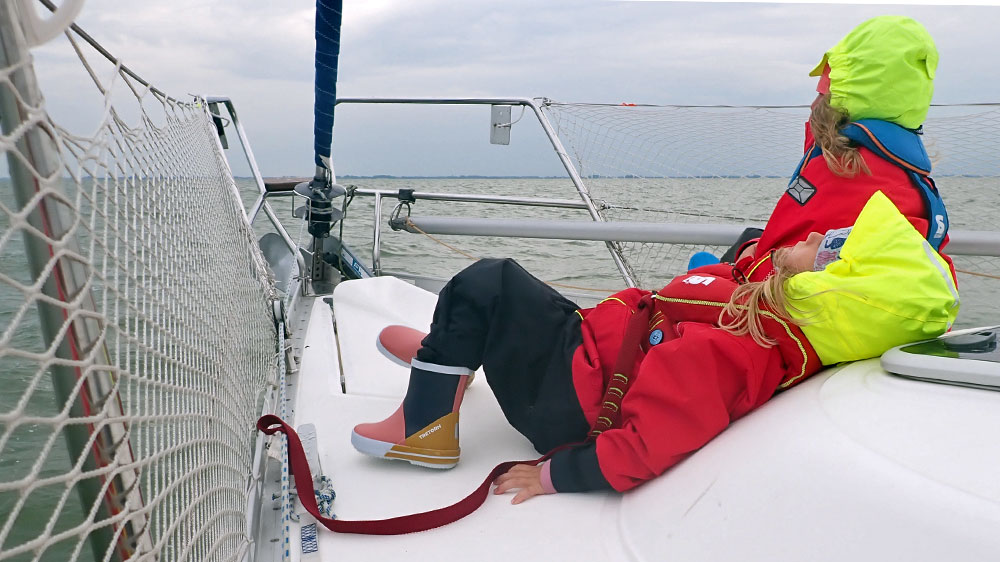 blauwasser_segeln_kinder_sicherheit_yacht_mob_gesichert