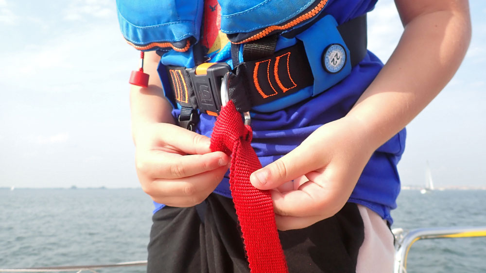 blauwasser_segeln_kinder_sicherheit_yacht_mob_lifeline