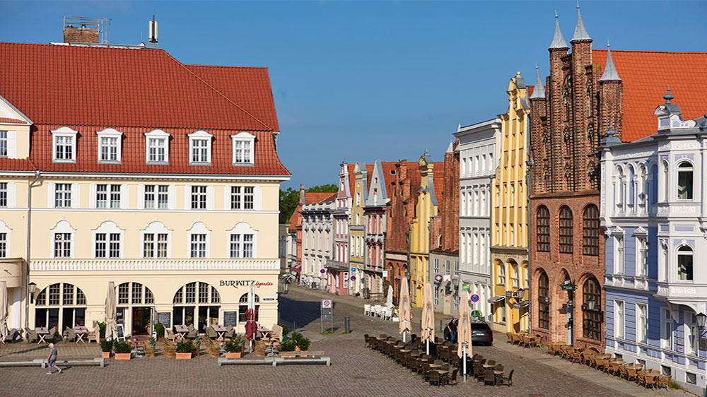 blauwasser_segeln_rund_ruegen_tipps_stralsund_marktplatz