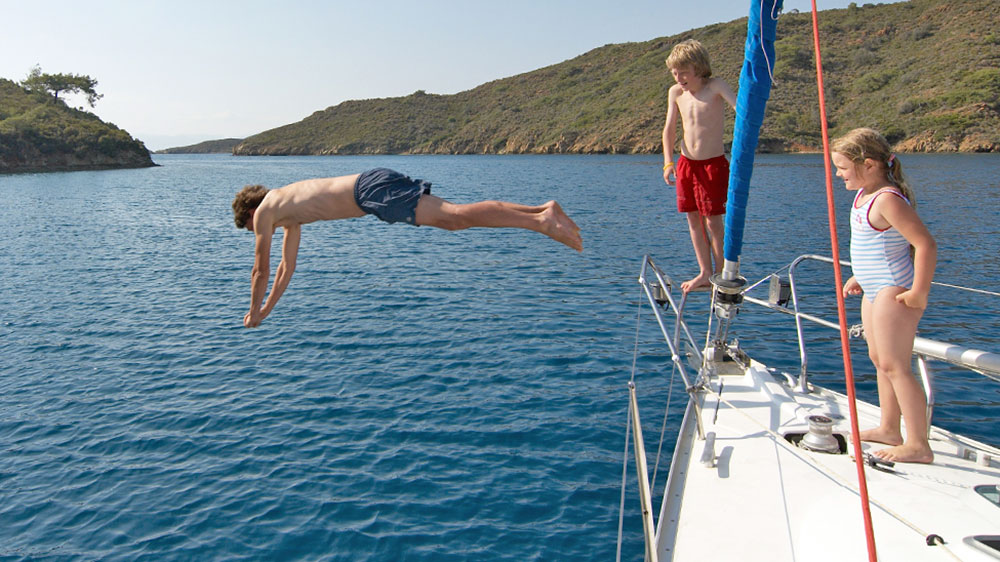 blauwasser_segelreise_charterreise_mit_Kindern_baden