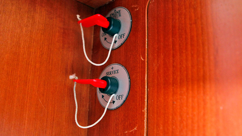 blauwasser_sicherheit_brandursachen_brandbekaempfung_batterieschalter