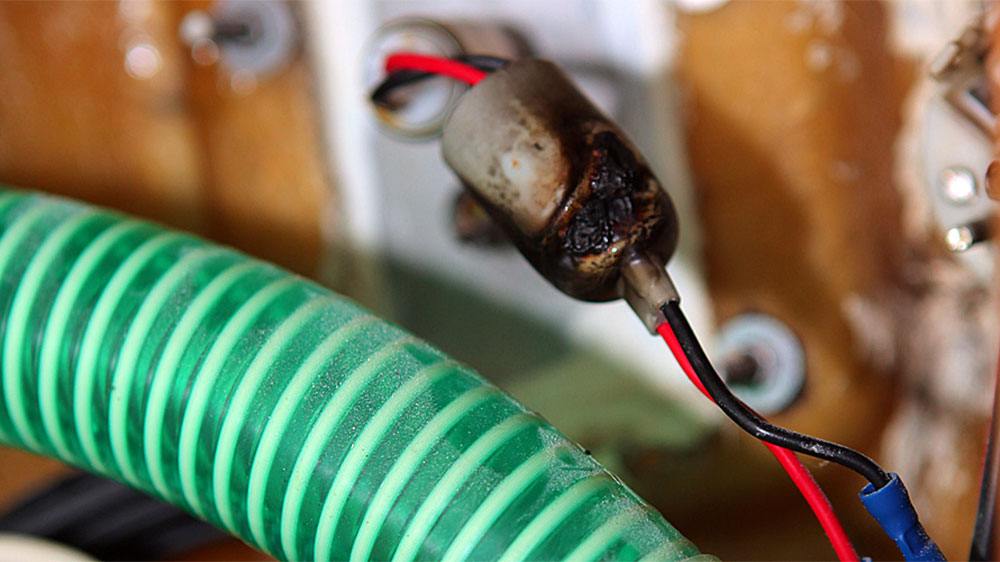 blauwasser_sicherheit_brandursachen_brandbekaempfung_korrodierter_stecker