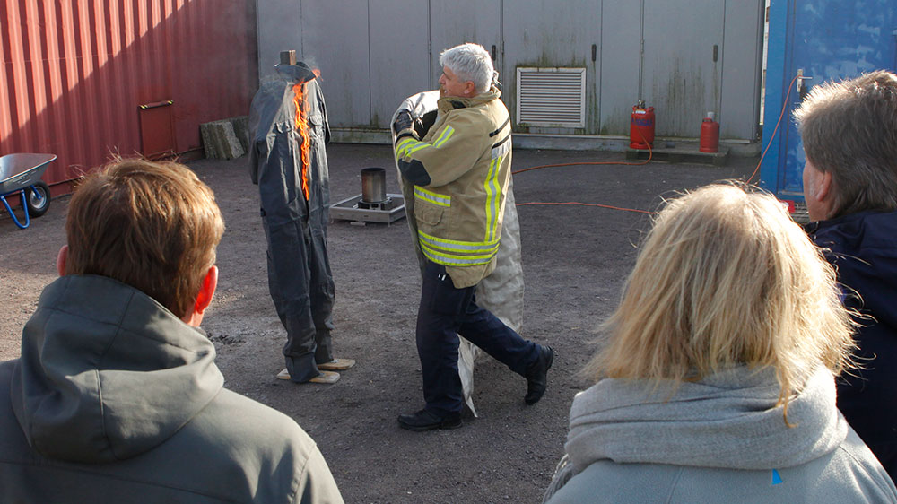 blauwasser_sicherheit_brandursachen_brandbekaempfung_uebung_loeschdecke