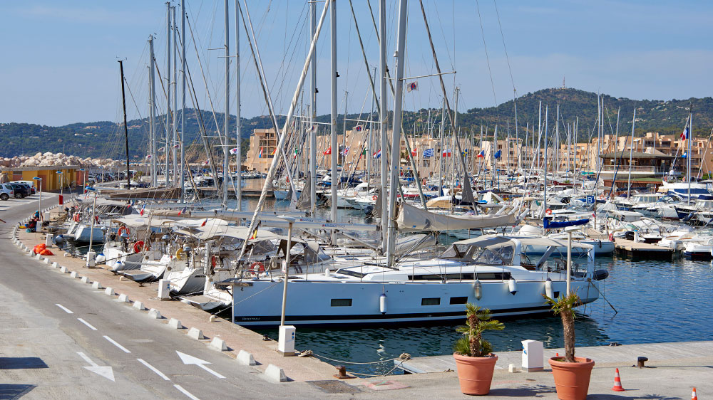 blauwasser_suedfrankreich_cote_azur_bormes_les_mimosas_charterhafen