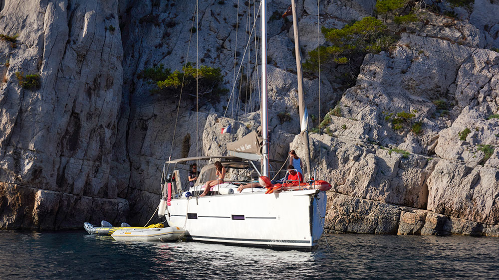 blauwasser_suedfrankreich_cote_dazur_calanque_en_vau_ankernde_yacht