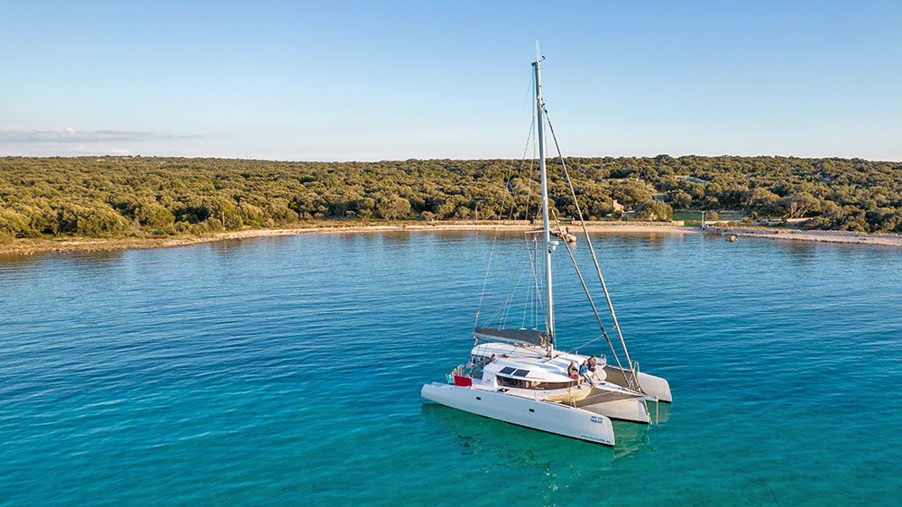 blauwasser_trimaran_neel_test_fahrbericht_charter_ankerplatz_luftbild
