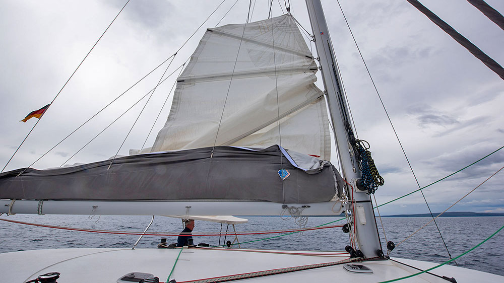 blauwasser_trimaran_neel_test_fahrbericht_charter_grosssegel