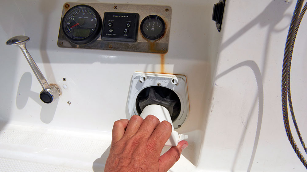 blauwasser_uebernahme_checkliste_charteryacht_bilgepumpe
