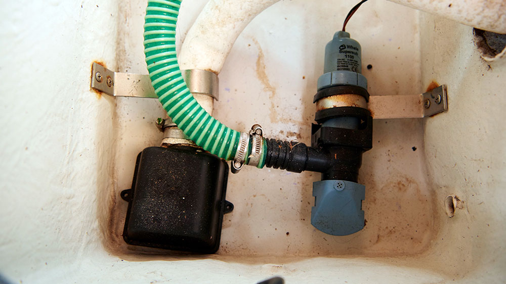 blauwasser_uebernahme_checkliste_charteryacht_bilgepumpe_elektrisch